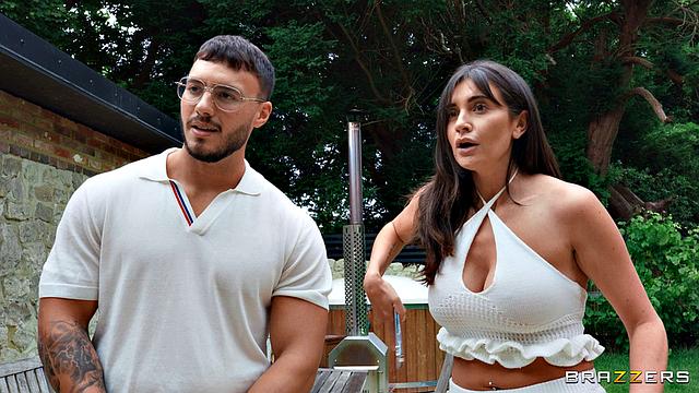 Клара Дивайн сосет и трахается с двумя мужиками на барбекю во дворе