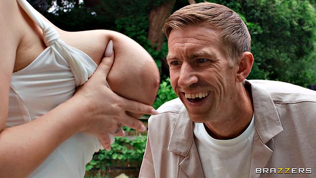 Клара Дивайн сосет и трахается с двумя мужиками на барбекю во дворе