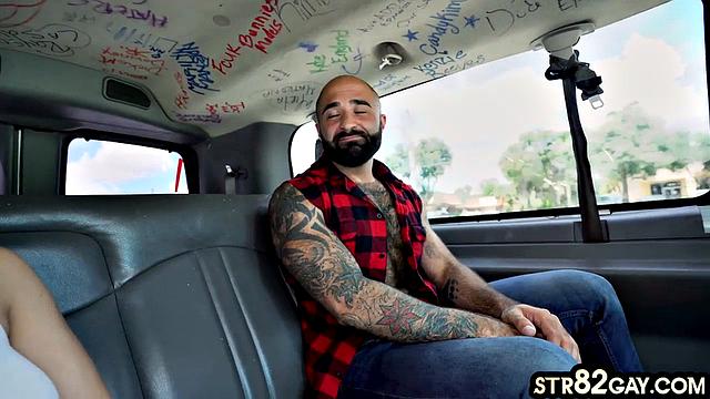 Naive str8 gets cocksucked by gay in van