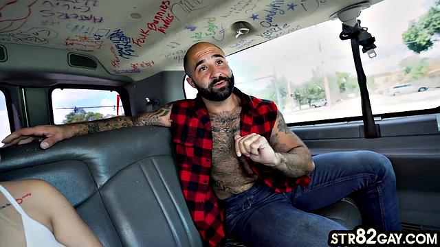 Стрейт в шоке: гей отсасывает в фургоне и не оставляет ни капли, водитель в растерянности, но поддается моменту юмора и страсти.