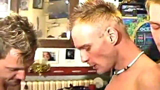 Amateur German skinny fucking each other in 3way