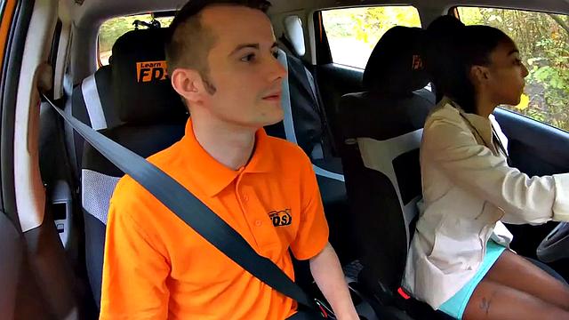 черная ученица за рулём не выдержала и дала жару на заднем сиденье