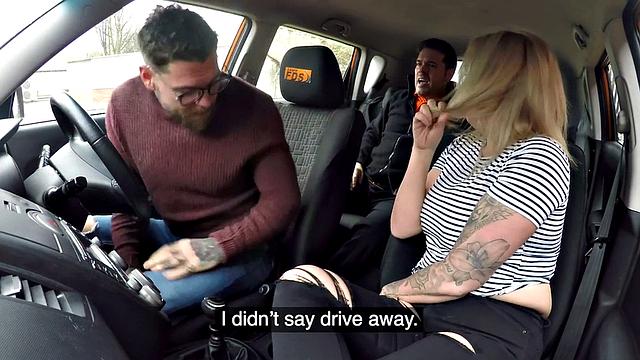 Busty tattooed MILF publicly pussyfucked outdoor in the car