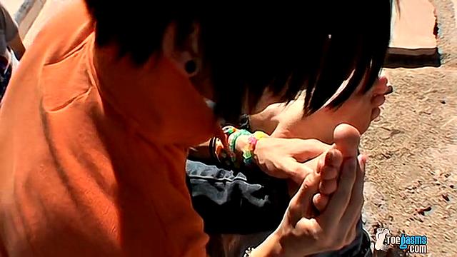 Messy Foot Finish for Two Guys - Brendan and Krist Cummings