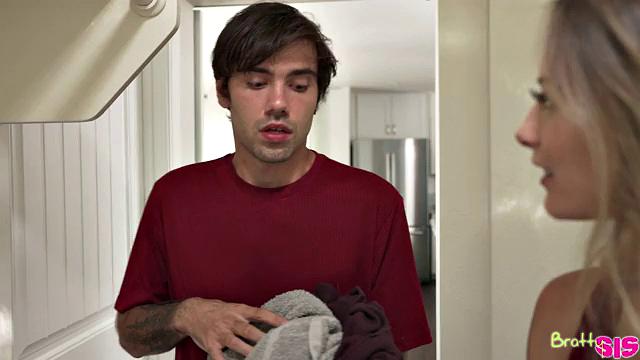 Блондинка с гладкой киской раззадорила сводного брата упругой попкой