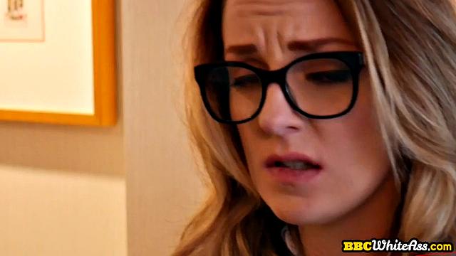 Черные члены разрывают зрелых шлюх втроём по полной программе.