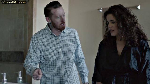 Зрелая с аппетитной попкой сосет член любовнику и заводит его по полной.