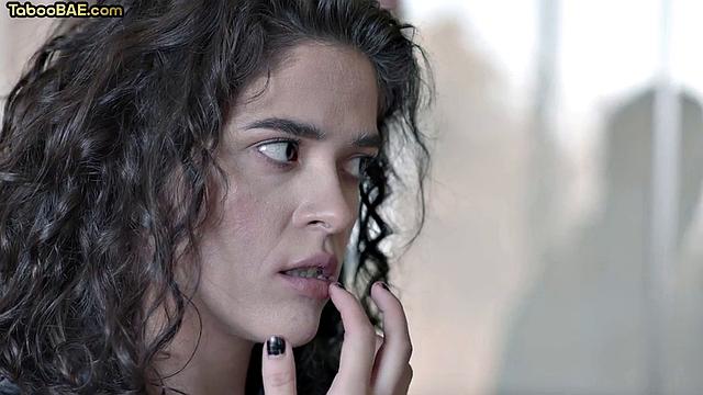 Зрелая с аппетитной попкой сосет член любовнику и заводит его по полной.