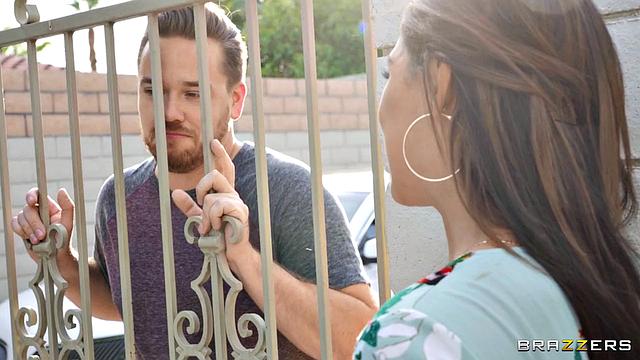 Абелла Дэнжер на солнышке: подняла платье - настроение сразу летнее!