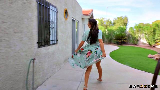 Абелла Дэнжер на солнышке: подняла платье - настроение сразу летнее!