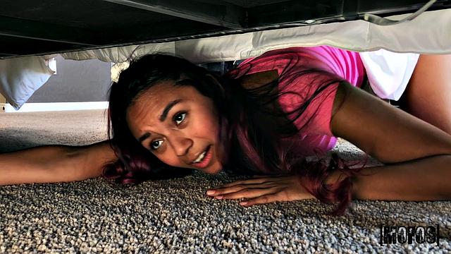 Little Squirtles и Chase Poundher - застряла и получает глубокий трах с кремпаем в POV формате, сквирт и минет на камеру.