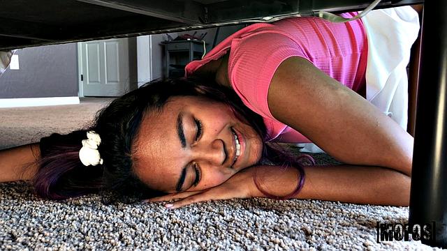 Little Squirtles и Chase Poundher - застряла и получает глубокий трах с кремпаем в POV формате, сквирт и минет на камеру.