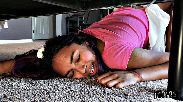 Little Squirtles и Chase Poundher - застряла и получает глубокий трах с кремпаем в POV формате, сквирт и минет на камеру.