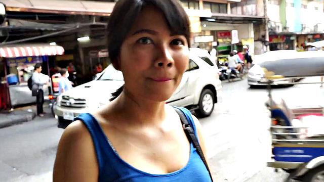 смотри, как тайская красотка с сиськами трахается с чужаком в гараже тук-тука