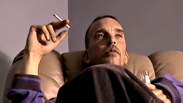 Райан дрочит свой волосатый член на камеру