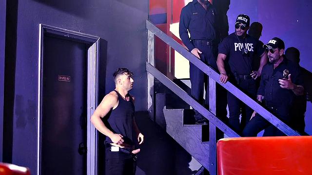 Corrupt Cops Prefer Cock! - Майкл Бостон и Джейк Уотерс трахаются в групповухе