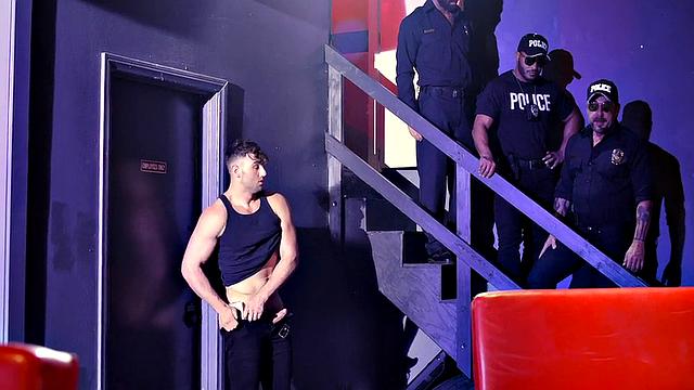 Corrupt Cops Prefer Cock! - Майкл Бостон и Джейк Уотерс трахаются в групповухе