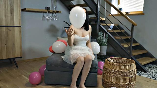 Милева раздевается и дрочит бритую киску на вечеринке