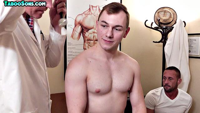 Два зрелых мужика жестко трахают стройного гея втроём, анальный кайф и страсть в каждом движении.