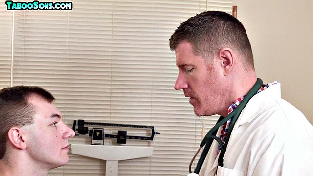 Два зрелых мужика жестко трахают стройного гея втроём, анальный кайф и страсть в каждом движении.