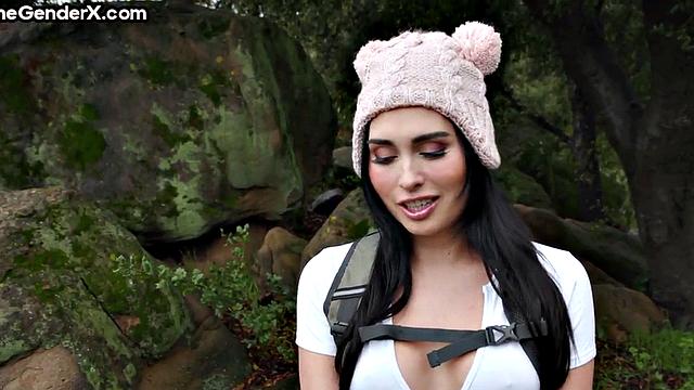 смотри, как горячая транса катается на члене после минета в палатке