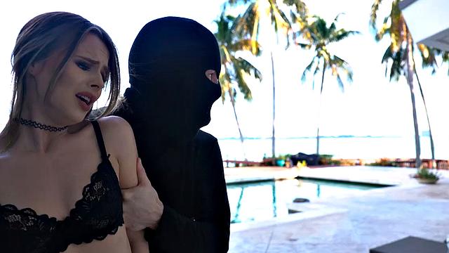 Джиллиан Джансон у бассейна: селфи закончились верёвками