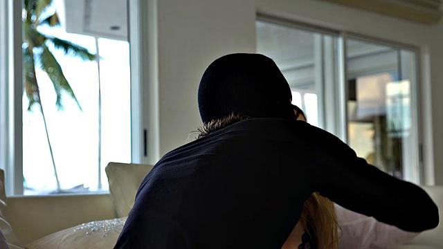 Джиллиан Джансон у бассейна: селфи закончились верёвками