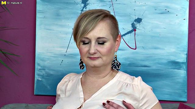 зрелая домохозяйка не сдерживается и разрывает мокрую киску