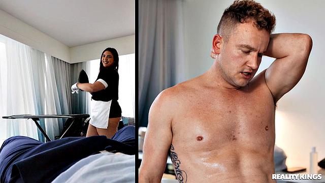 горничная застала гостя за дрочкой и сразу села сверху