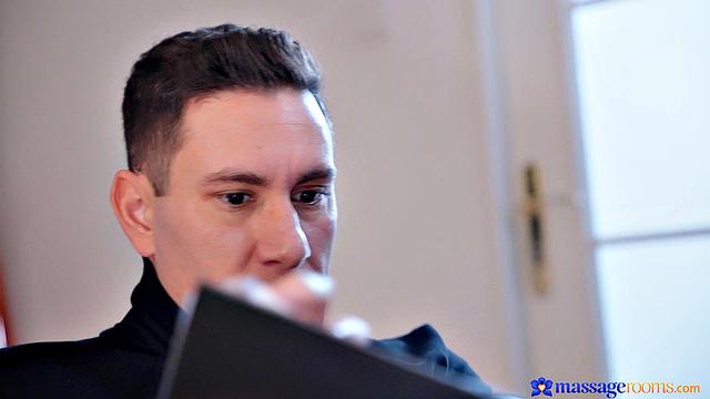 Блондинистая начальница в очках дрочит ногами и издевается над клиентом