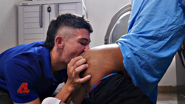 Макс Хард глубоко в заднице этого твинка