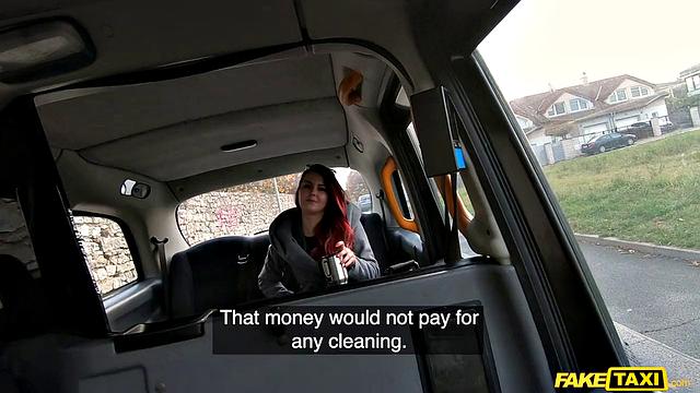 Красивая Cindy Shine разлила кофе и отсосала за беспорядок в такси.