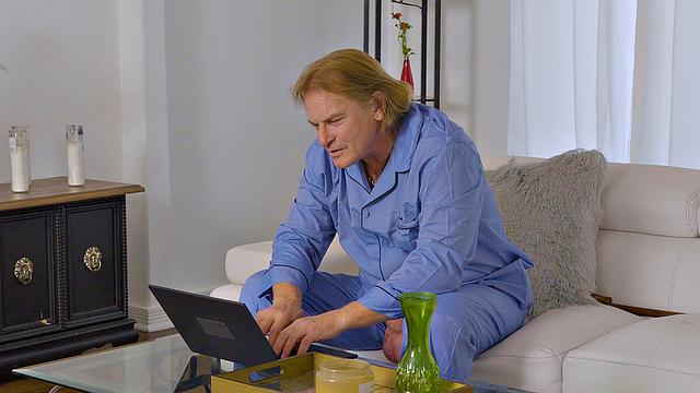 дедуля с бзиком: внучка застукала на горячем