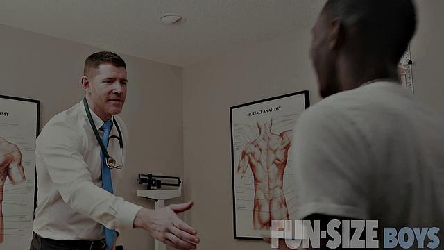 наблюдай, как рыжий жарит парня в кабинете врача