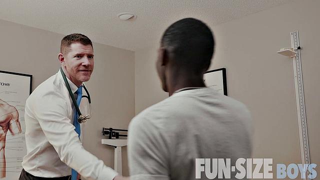 наблюдай, как рыжий жарит парня в кабинете врача