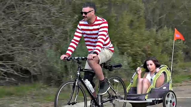 Тесная дырка не выдержала, потом жаркий 69 на кровати