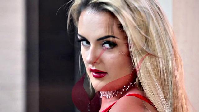 британская блондинка кэти торнтон дрочит одна