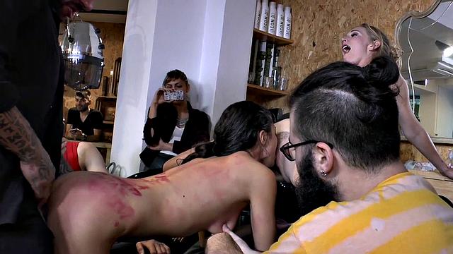 брюнетка подчиняется на публике: кунилингус, глубокий минет и золотой дождь