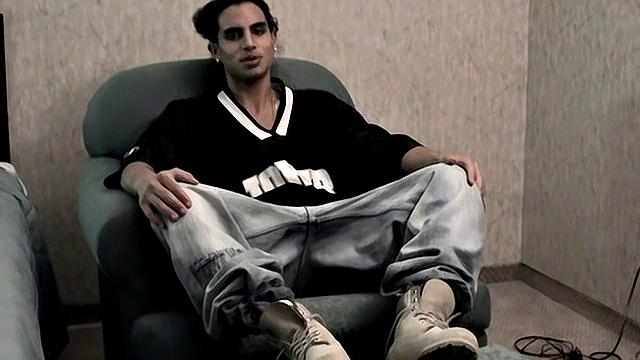 anthony strips down and strokes for the first time on video
