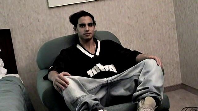 anthony strips down and strokes for the first time on video