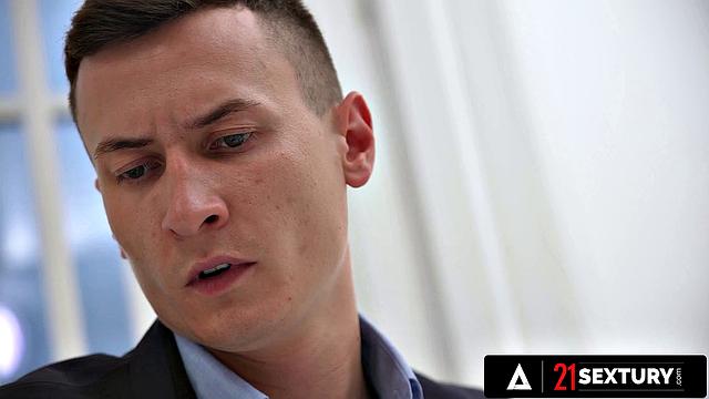 Секретарша Angelika Grays угощает кофе и получает двойное проникновение от Charlie Dean и Matthew Meier.