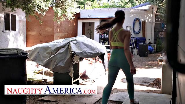 Fit bubble butt brunette takes a stranger's cock after her workout in the park