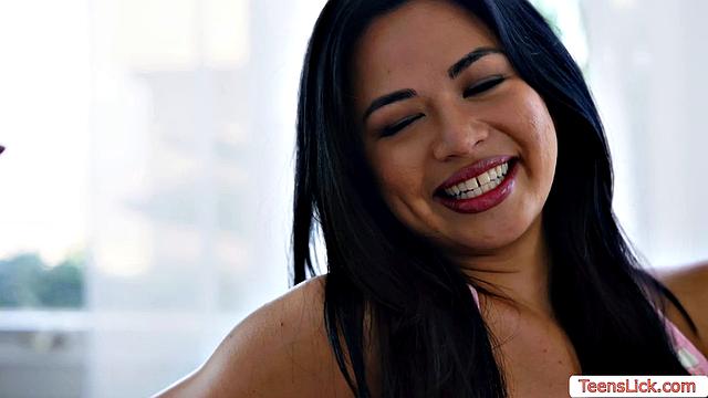 The smell of my MILF friend's pussy is so good