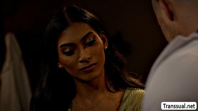 Транс-девка с большим задом пришла к врачу ночью и жёстко отдалась на столе врачу-самцу от Chanel Chance и Derek Kage.