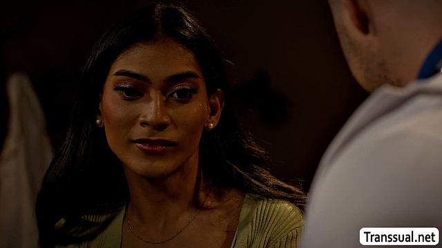 Транс-девка с большим задом пришла к врачу ночью и жёстко отдалась на столе врачу-самцу от Chanel Chance и Derek Kage.