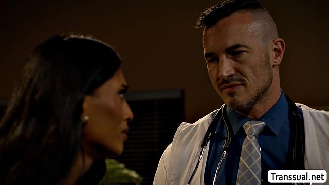 Транс-девка с большим задом пришла к врачу ночью и жёстко отдалась на столе врачу-самцу от Chanel Chance и Derek Kage.