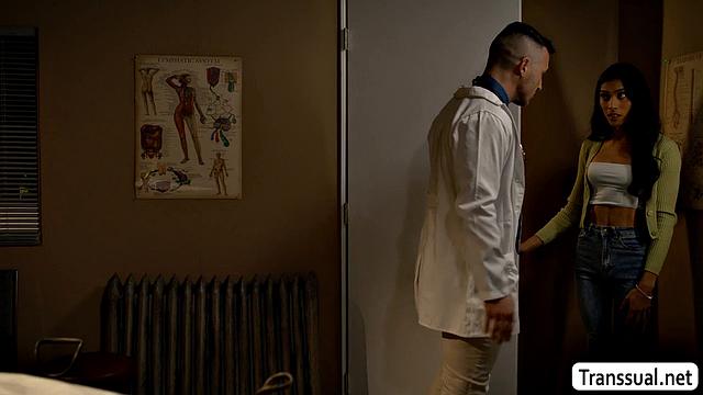 Транс-девка с большим задом пришла к врачу ночью и жёстко отдалась на столе врачу-самцу от Chanel Chance и Derek Kage.