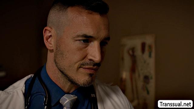 Транс-девка с большим задом пришла к врачу ночью и жёстко отдалась на столе врачу-самцу от Chanel Chance и Derek Kage.