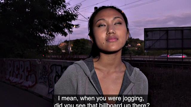 Азиаточка с малой грудью лихо зарабатывает на сексе и задорном минете