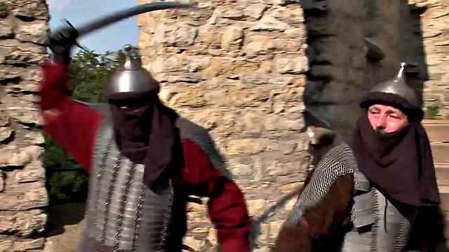 Теодора Феррери - рыцарша отдается трем мужчинам в лесу, жадно берет их стоя и наездницей.